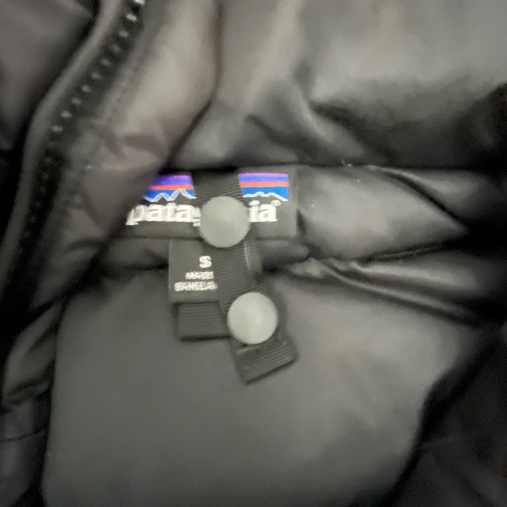 Patagonia Black Hooded Puffer Jacket - Picture 4 of 4